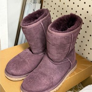 UGG Women's Plum Shearling Boots size 6